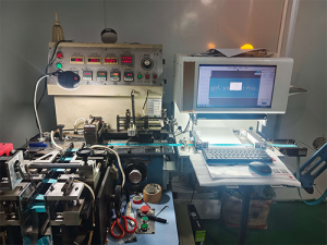 Máquina de Inspección de Etiquetas con IA Visual - ¡Elimine Defectos y Aumente la Calidad Textil!