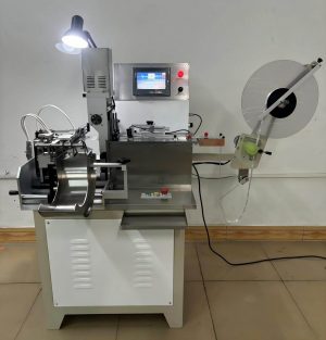 Máquina cortadora y plegadora de etiquetas de tela